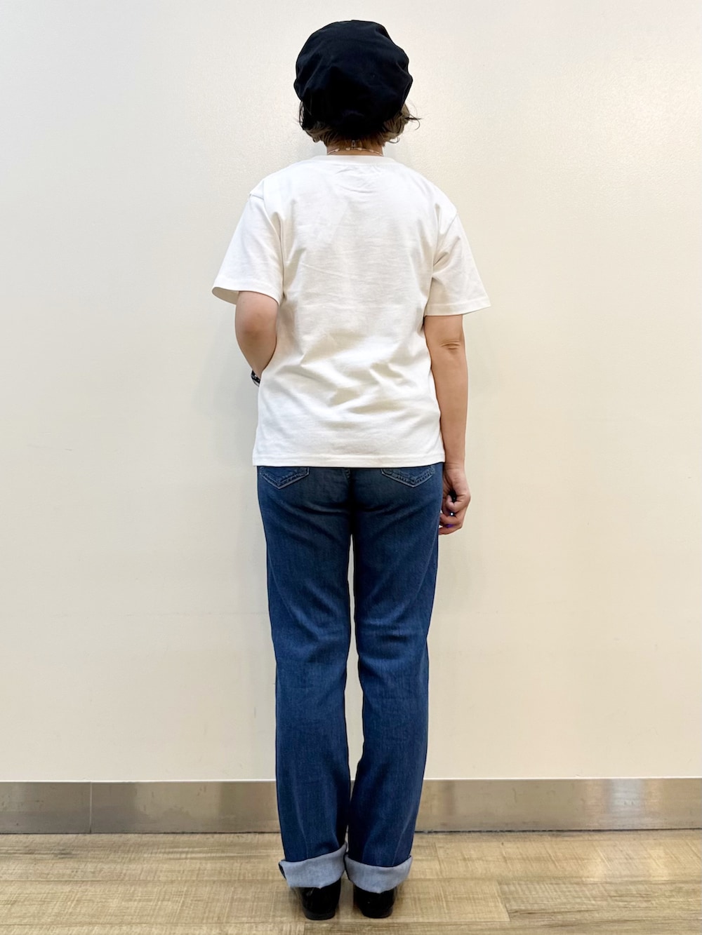 ブルー系のデニムパンツ、ホワイト系のTシャツ/カットソー、ブラウン系のベストを着用したレディースの夏コーディネートの10枚目の写真