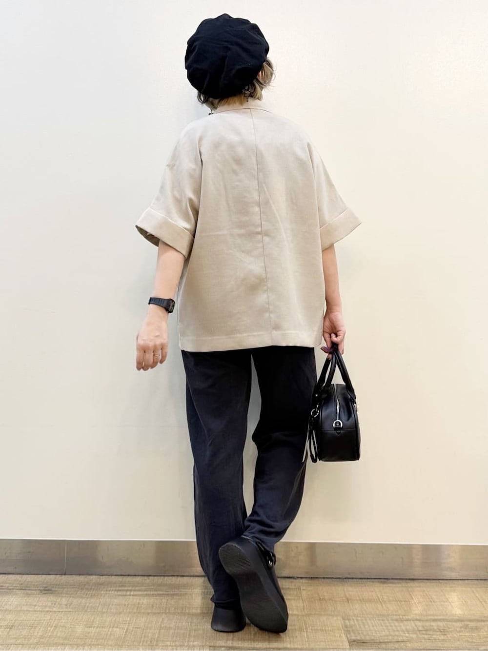 ベージュ系のテーラードジャケット、ホワイト系のTシャツ/カットソー、ブラック系のその他パンツを着用したレディースの春コーディネートの5枚目の写真