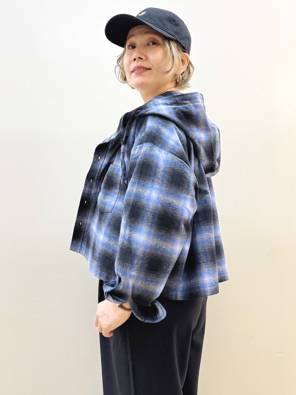 ベージュ系のTシャツ/カットソー、ブルー系のシャツ/ブラウス、ブラック系のショルダーバッグを着用したレディースの秋コーディネートの5枚目の写真