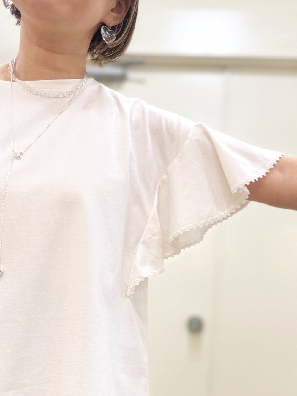 ホワイト系のTシャツ/カットソー、ホワイト系のシャツ/ブラウス、ブラック系のその他パンツを着用したレディースの夏コーディネートの5枚目の写真