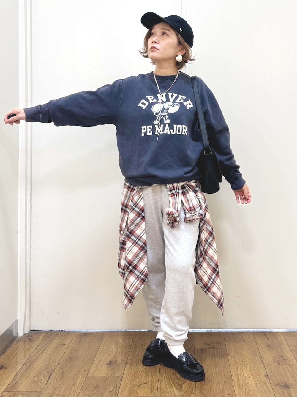 グレー系のスウェットパンツ、ホワイト系のシャツ/ブラウス、ブルー系のスウェットを着用したレディースの秋コーディネートの3枚目の写真