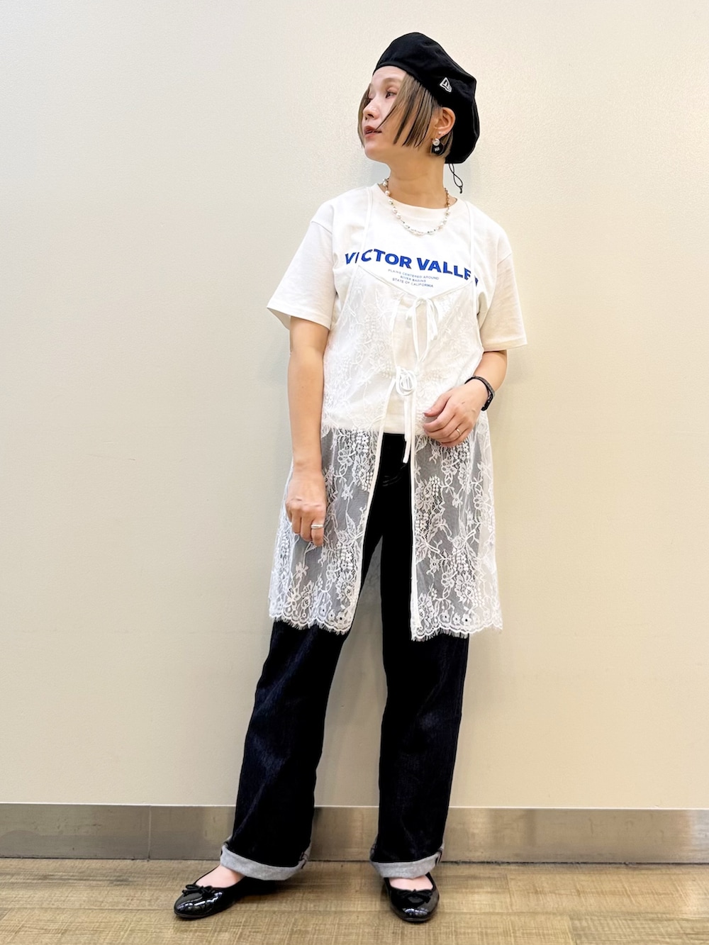 ホワイト系のTシャツ/カットソー、ホワイト系のTシャツ/カットソー、ブルー系のデニムパンツを着用したレディースの夏コーディネートの2枚目の写真