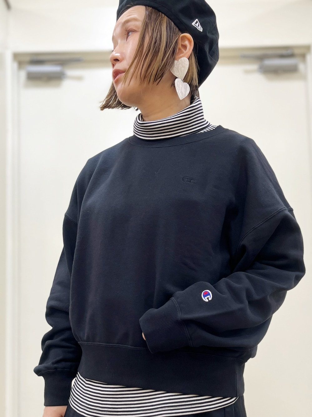 ブラウン系のダウンジャケット/コート、ブラック系のスウェット、ブラック系のTシャツ/カットソーを着用したレディースの冬コーディネートの2枚目の写真