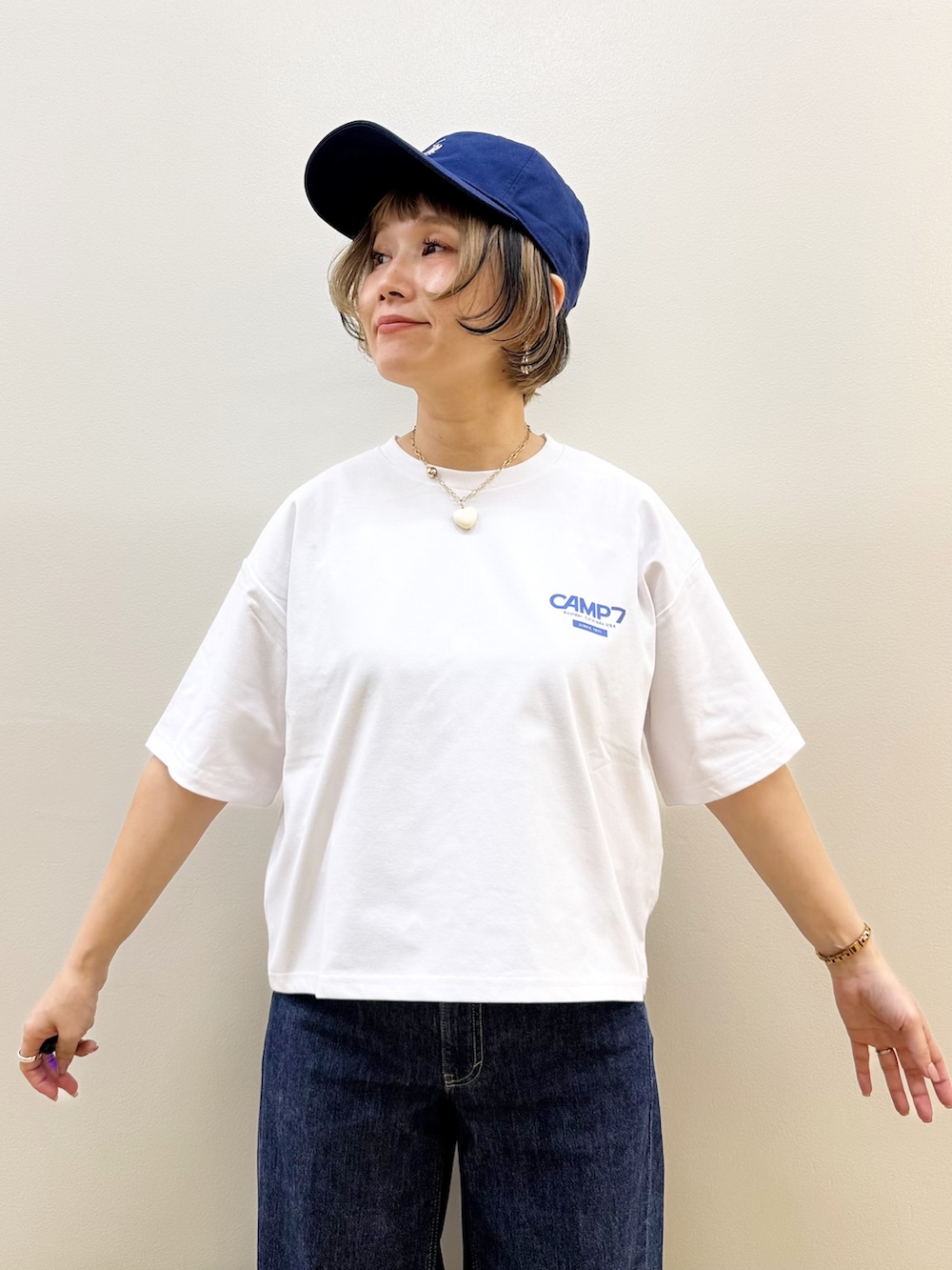 ブルー系のデニムパンツ、ホワイト系のTシャツ/カットソー、ブルー系のキャップを着用したレディースの夏コーディネートの5枚目の写真