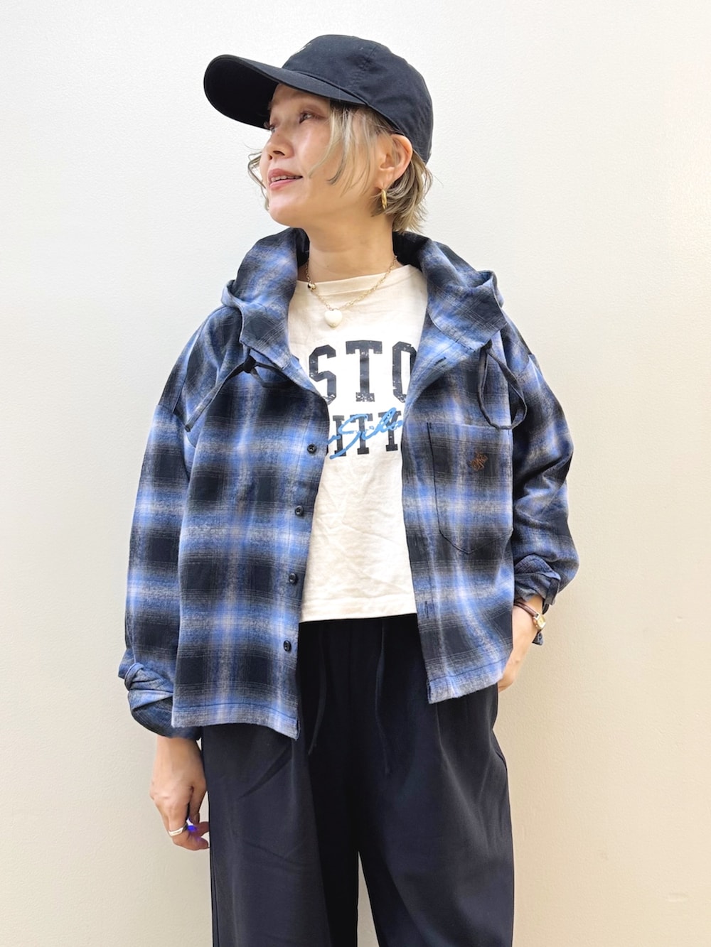 ベージュ系のTシャツ/カットソー、ブルー系のシャツ/ブラウス、ブラック系のショルダーバッグを着用したレディースの秋コーディネートの2枚目の写真