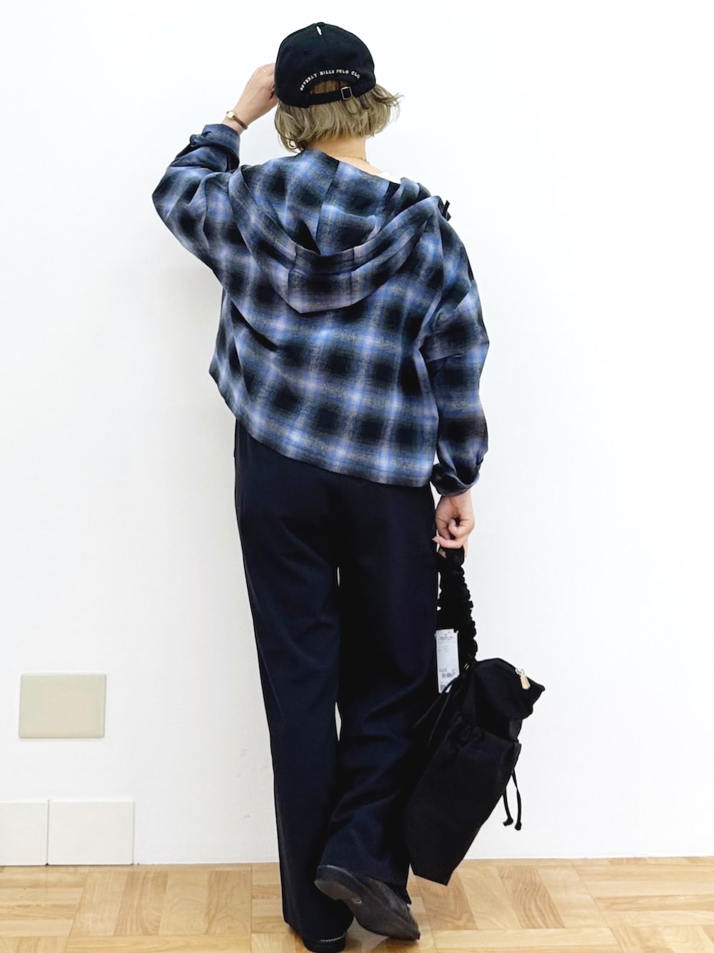 ベージュ系のTシャツ/カットソー、ブルー系のシャツ/ブラウス、ブラック系のショルダーバッグを着用したレディースの秋コーディネートの6枚目の写真