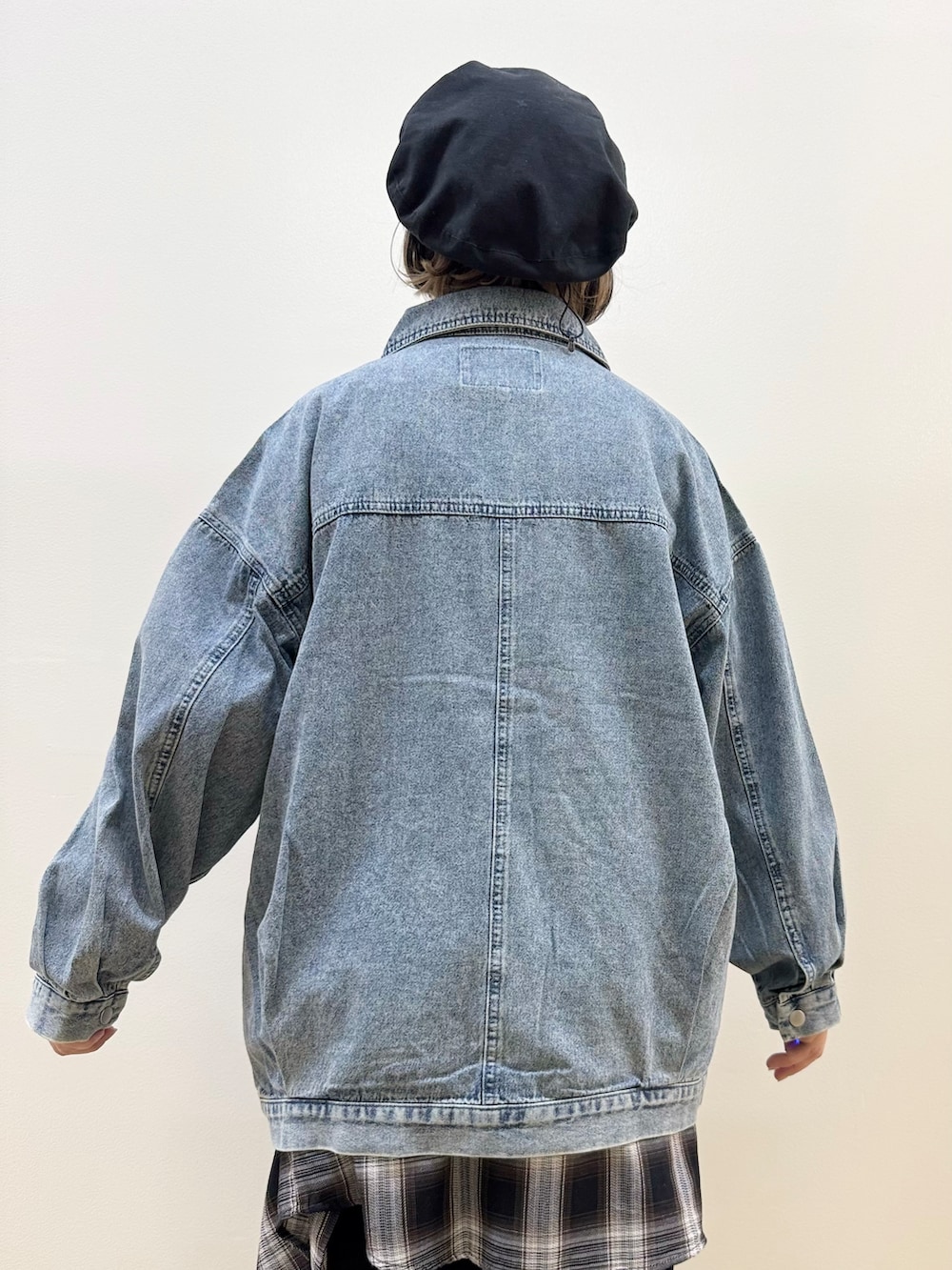 ブルー系のシャツ/ブラウス、ホワイト系のTシャツ/カットソー、ブラック系のその他パンツを着用したレディースの秋コーディネートの7枚目の写真