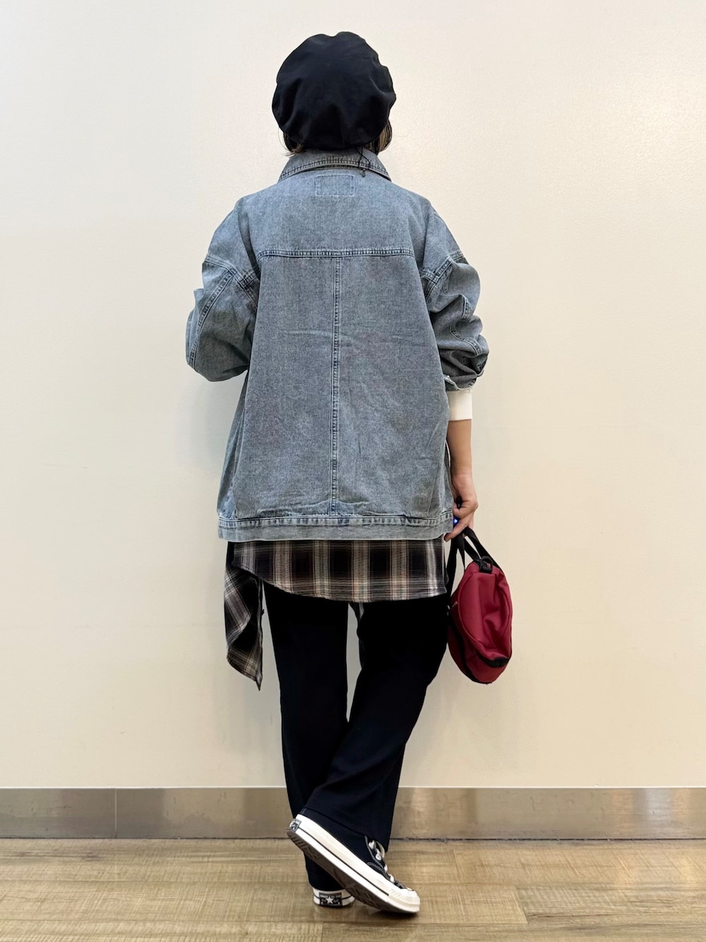 ブルー系のシャツ/ブラウス、ホワイト系のTシャツ/カットソー、ブラック系のその他パンツを着用したレディースの秋コーディネートの3枚目の写真