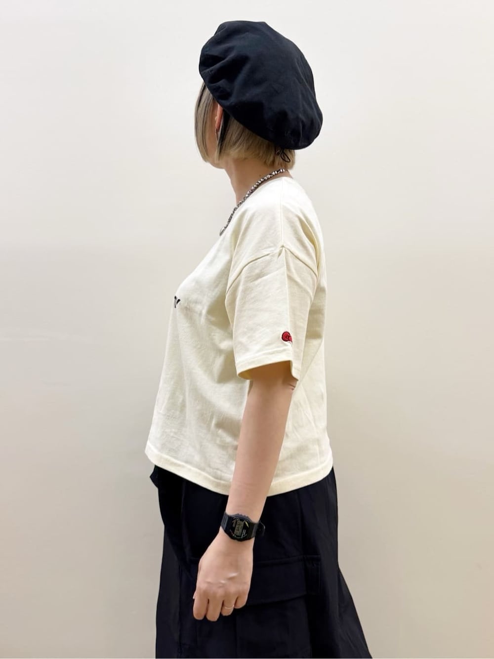 ホワイト系のTシャツ/カットソー、ブラック系のスカート、レッド系のエコバッグ/サブバッグを着用したレディースの春コーディネートの6枚目の写真
