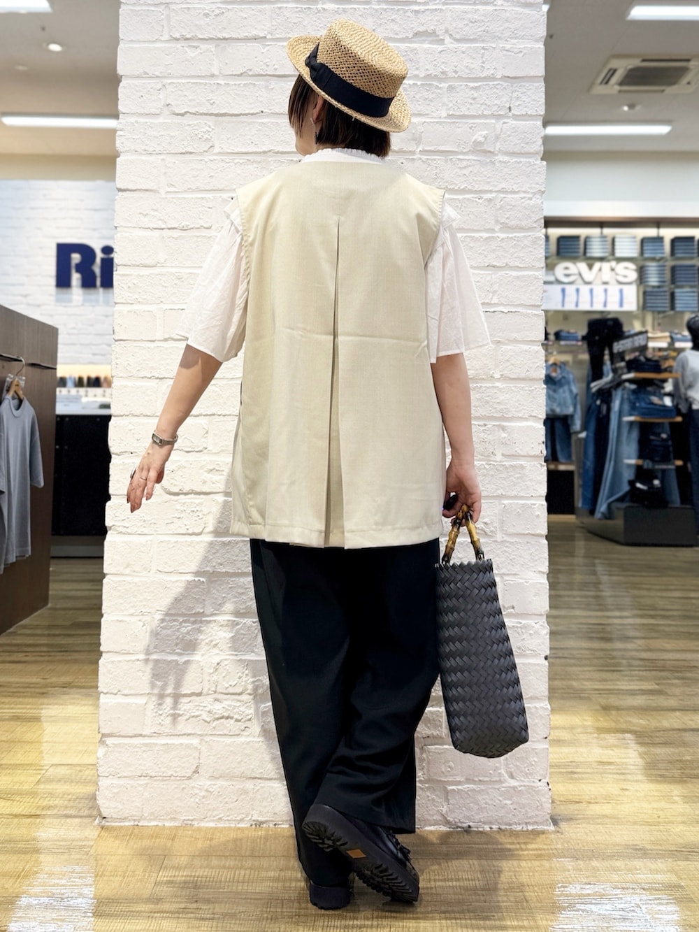 ブラック系のその他パンツ、ブラック系のハンドバッグ、ブラック系のローファーを着用したレディースの春コーディネートの4枚目の写真