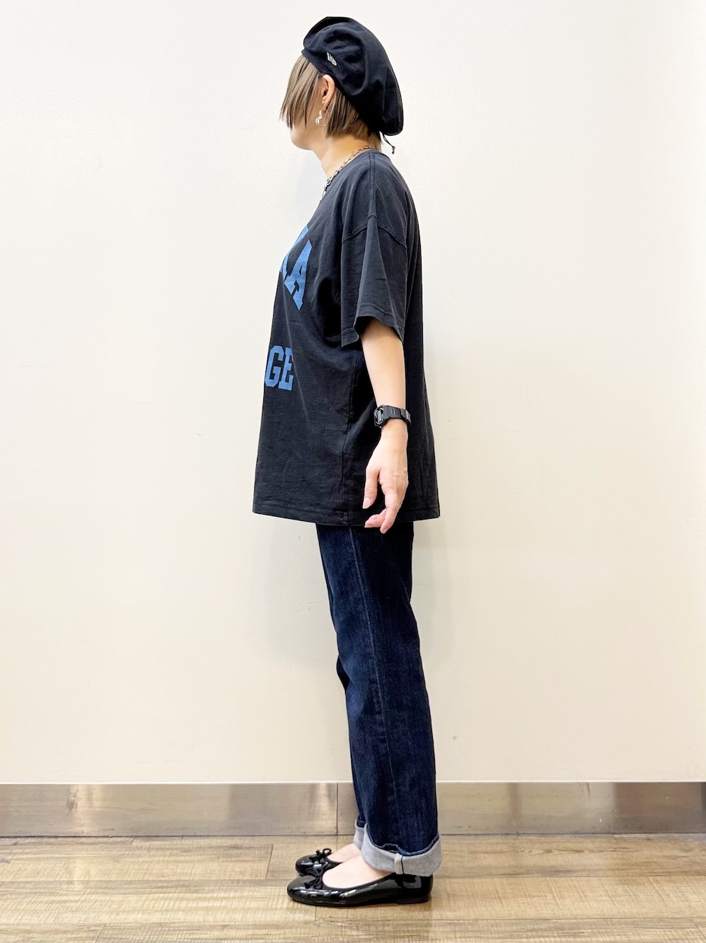 ブラック系のベスト、グレー系のTシャツ/カットソー、ブルー系のデニムパンツを着用したレディースの夏コーディネートの10枚目の写真
