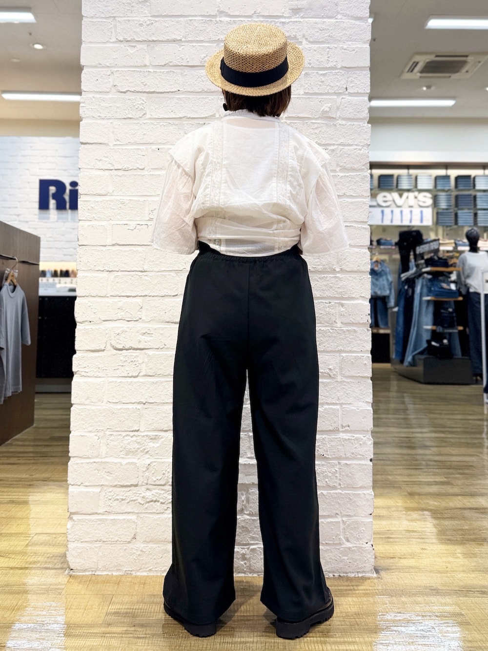 ブラック系のその他パンツ、ブラック系のハンドバッグ、ブラック系のローファーを着用したレディースの春コーディネートの9枚目の写真