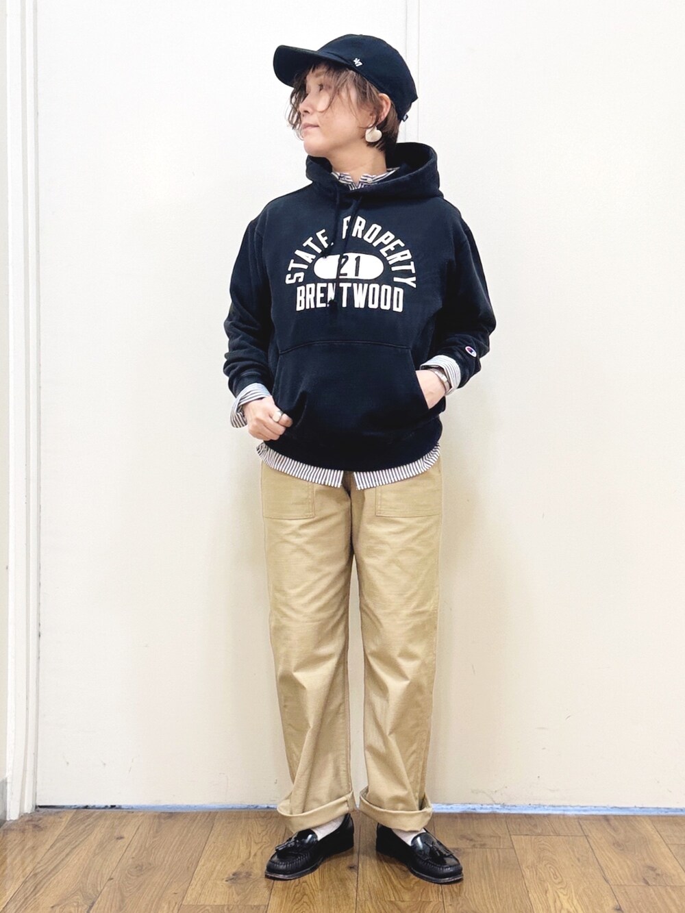 ブラック系のパーカー、ホワイト系のシャツ/ブラウス、ベージュ系のその他パンツを着用したレディースの冬コーディネートの3枚目の写真