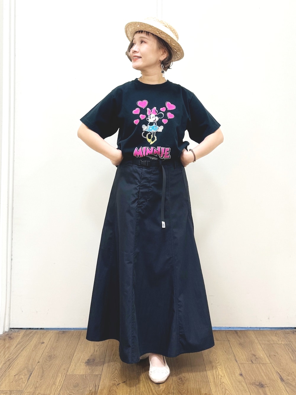 グレー系のTシャツ/カットソー、ブラック系のタンクトップ、ホワイト系のトートバッグを着用したレディースの夏コーディネートの3枚目の写真