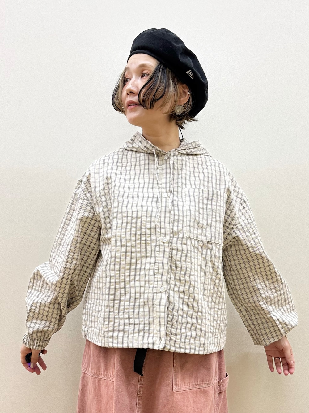 ホワイト系のシャツ/ブラウス、ホワイト系のTシャツ/カットソー、その他のスカートを着用したレディースの秋コーディネートの2枚目の写真