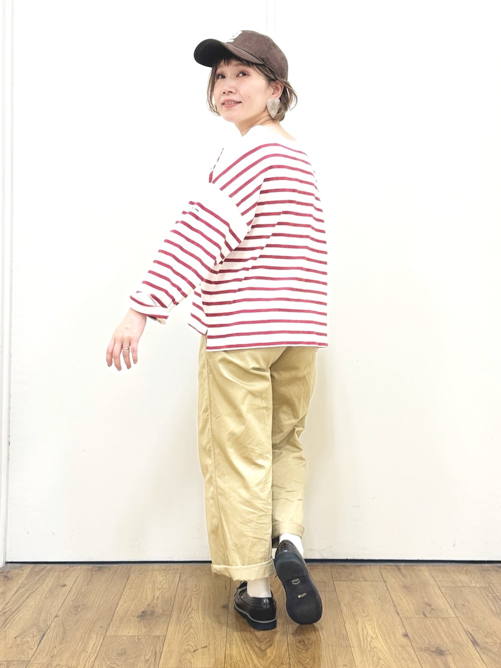 ブラウン系のドレスシューズ、ホワイト系のトートバッグ、ベージュ系のその他パンツを着用したレディースの秋コーディネートの7枚目の写真