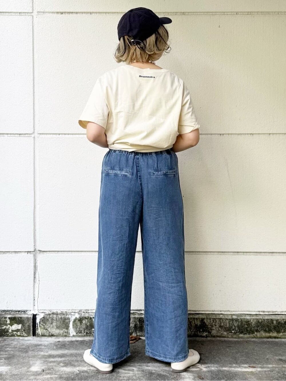 ベージュ系のテーラードジャケット、ブルー系のデニムパンツ、ホワイト系のTシャツ/カットソーを着用したレディースの春コーディネートの9枚目の写真