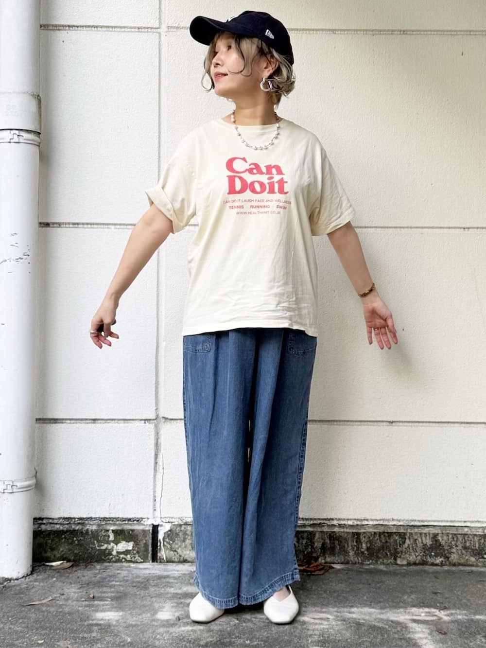 ベージュ系のテーラードジャケット、ブルー系のデニムパンツ、ホワイト系のTシャツ/カットソーを着用したレディースの春コーディネートの6枚目の写真