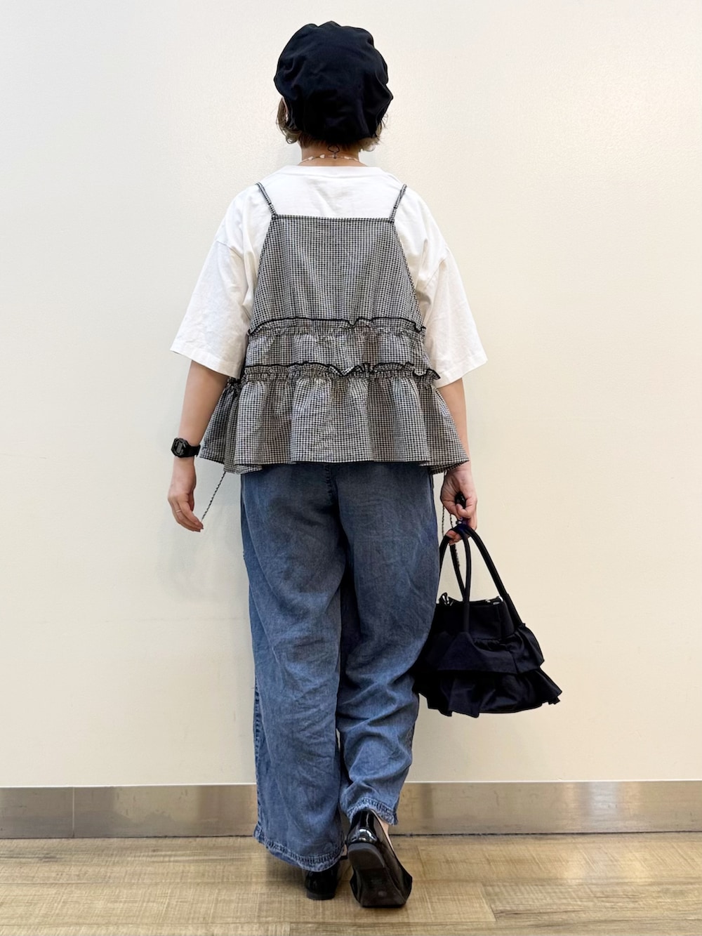 その他のTシャツ/カットソー、ホワイト系のセットアップ、ブルー系のデニムパンツを着用したレディースの夏コーディネートの5枚目の写真