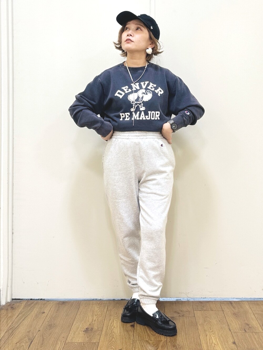 グレー系のスウェットパンツ、ホワイト系のシャツ/ブラウス、ブルー系のスウェットを着用したレディースの秋コーディネートの7枚目の写真