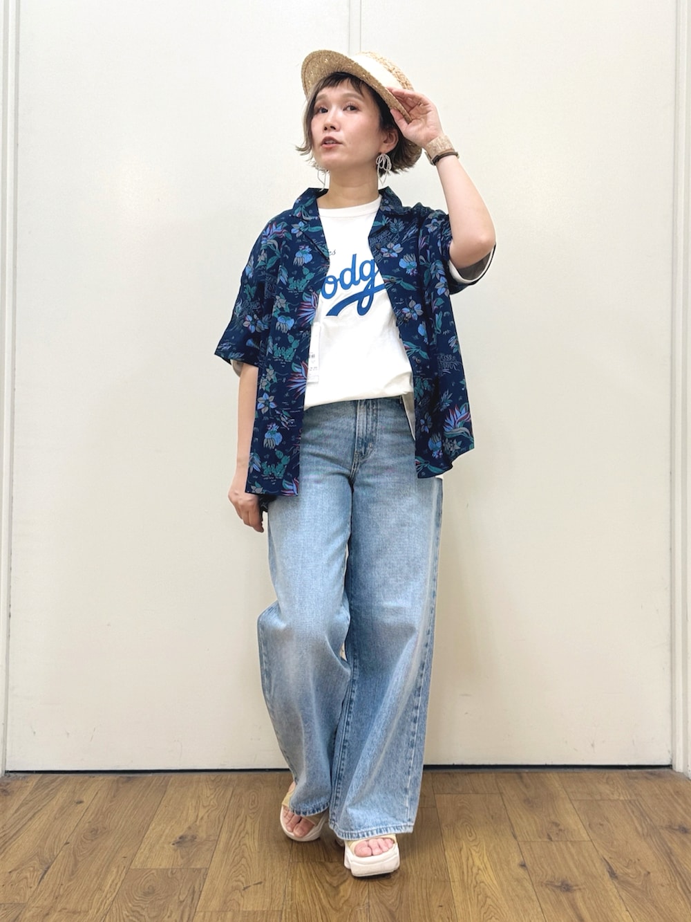 ホワイト系のTシャツ/カットソー、ブルー系のデニムパンツ、ブルー系のシャツ/ブラウスを着用したレディースの春コーディネートの4枚目の写真