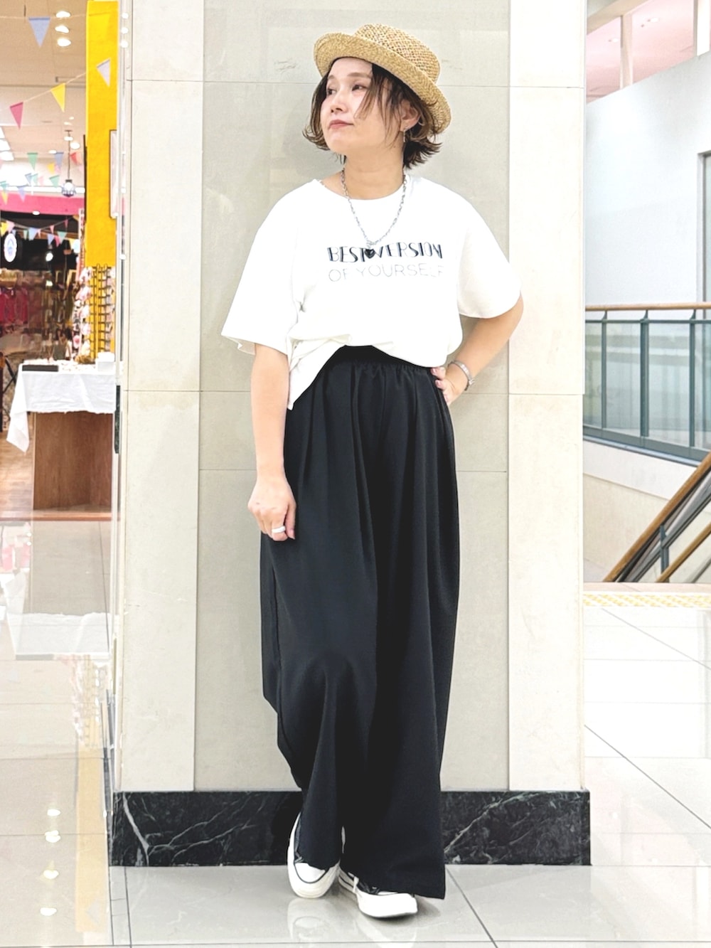 シルバー系のショルダーバッグ、その他のTシャツ/カットソー、ブラック系のその他トップスを着用したレディースの夏コーディネートの9枚目の写真