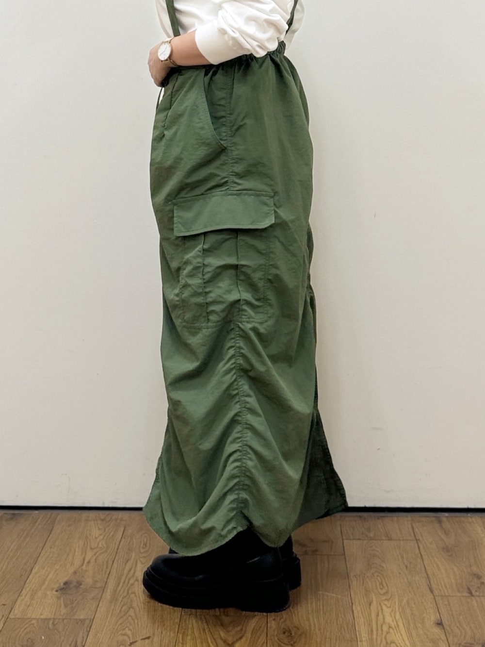 グリーン系のスカート、ブラック系のショルダーバッグ、グリーン系のカーディガン/ボレロを着用したレディースの秋コーディネートの7枚目の写真