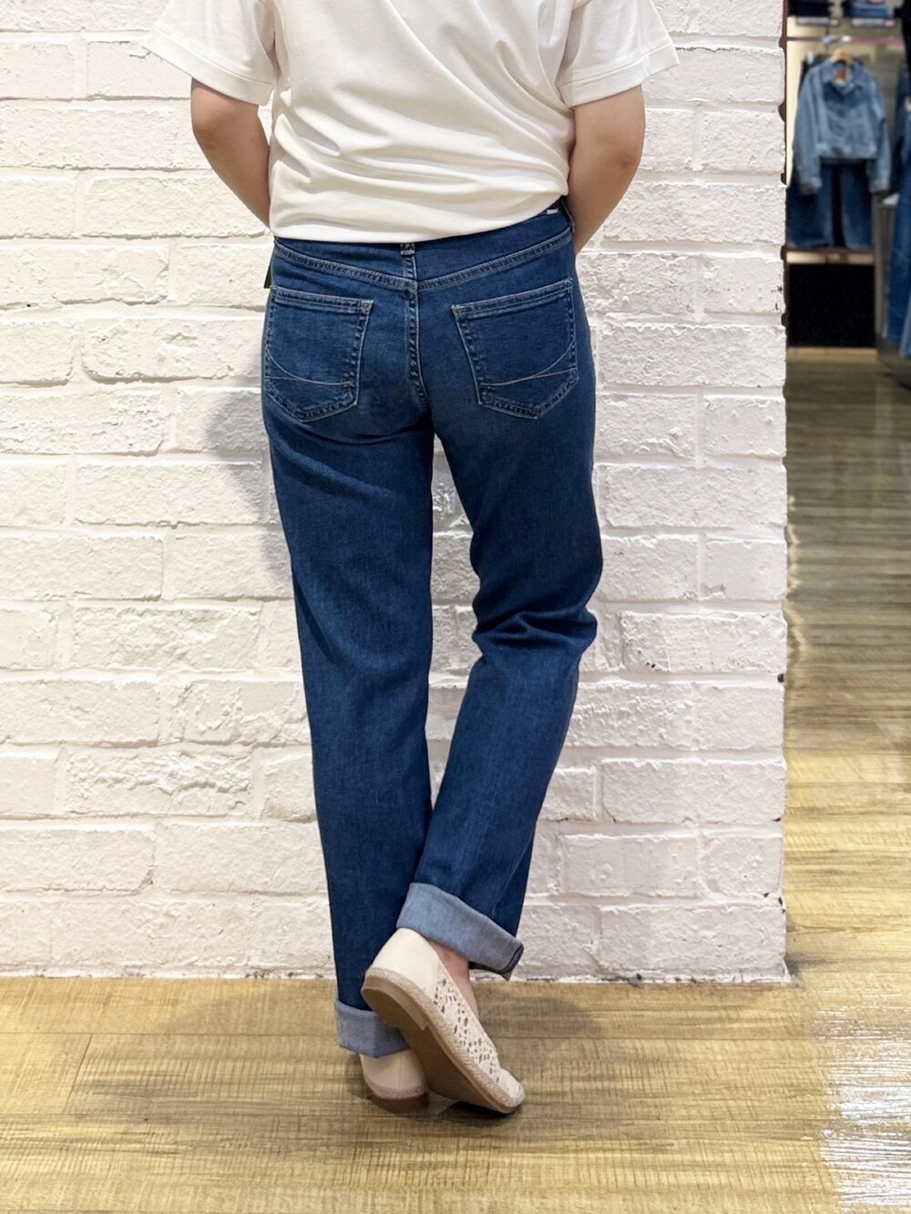 ブルー系のデニムパンツ、ブルー系のシャツワンピース、ホワイト系のTシャツ/カットソーを着用したレディースの春コーディネートの10枚目の写真