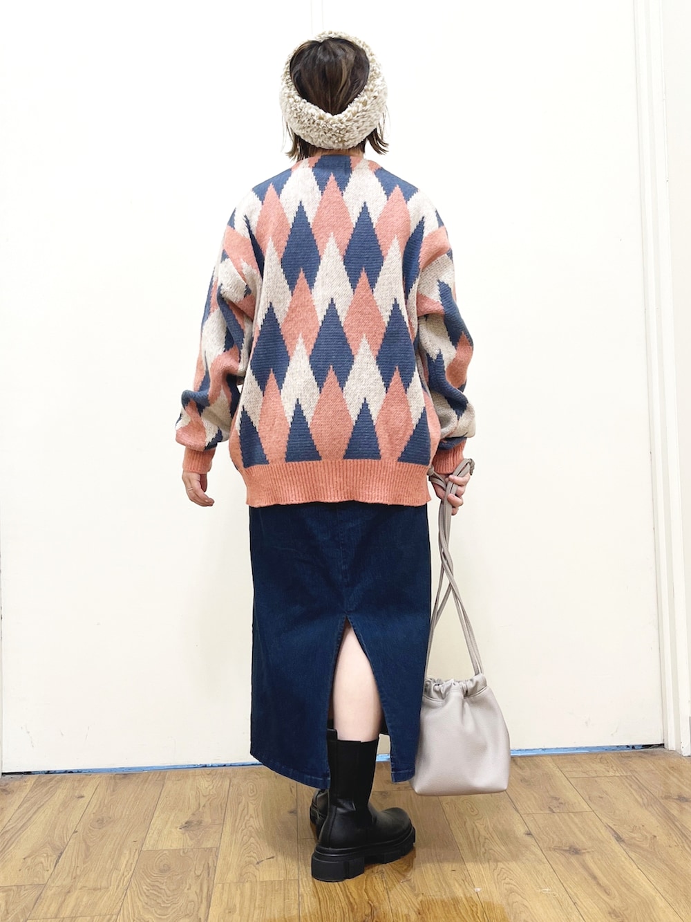 ピンク系のカーディガン/ボレロ、ブルー系のデニムスカート、ホワイト系のTシャツ/カットソーを着用したレディースの秋コーディネートの4枚目の写真