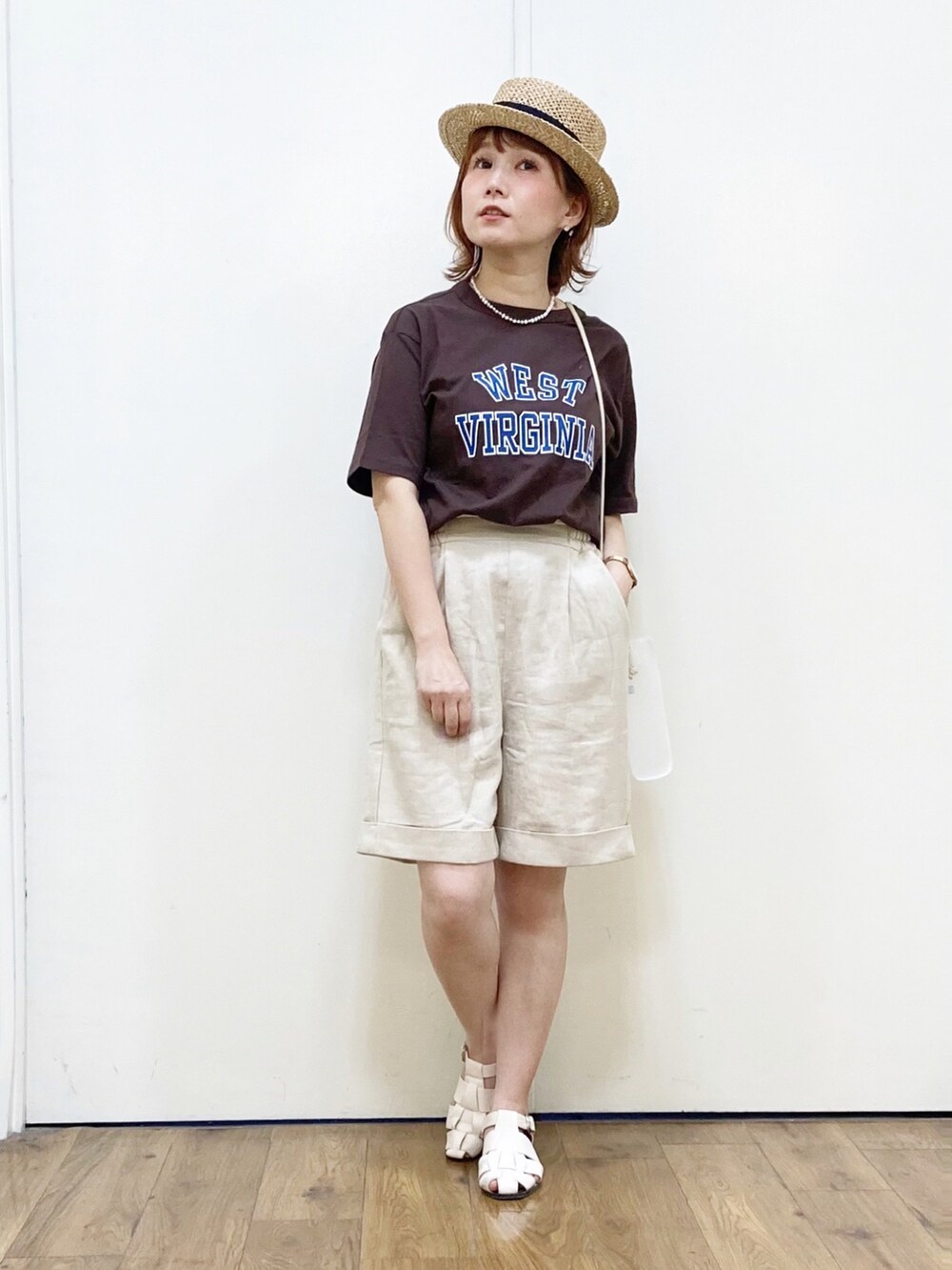 ブラウン系のTシャツ/カットソー、ホワイト系のその他パンツ、ホワイト系のショルダーバッグを着用したレディースの夏コーディネートの3枚目の写真