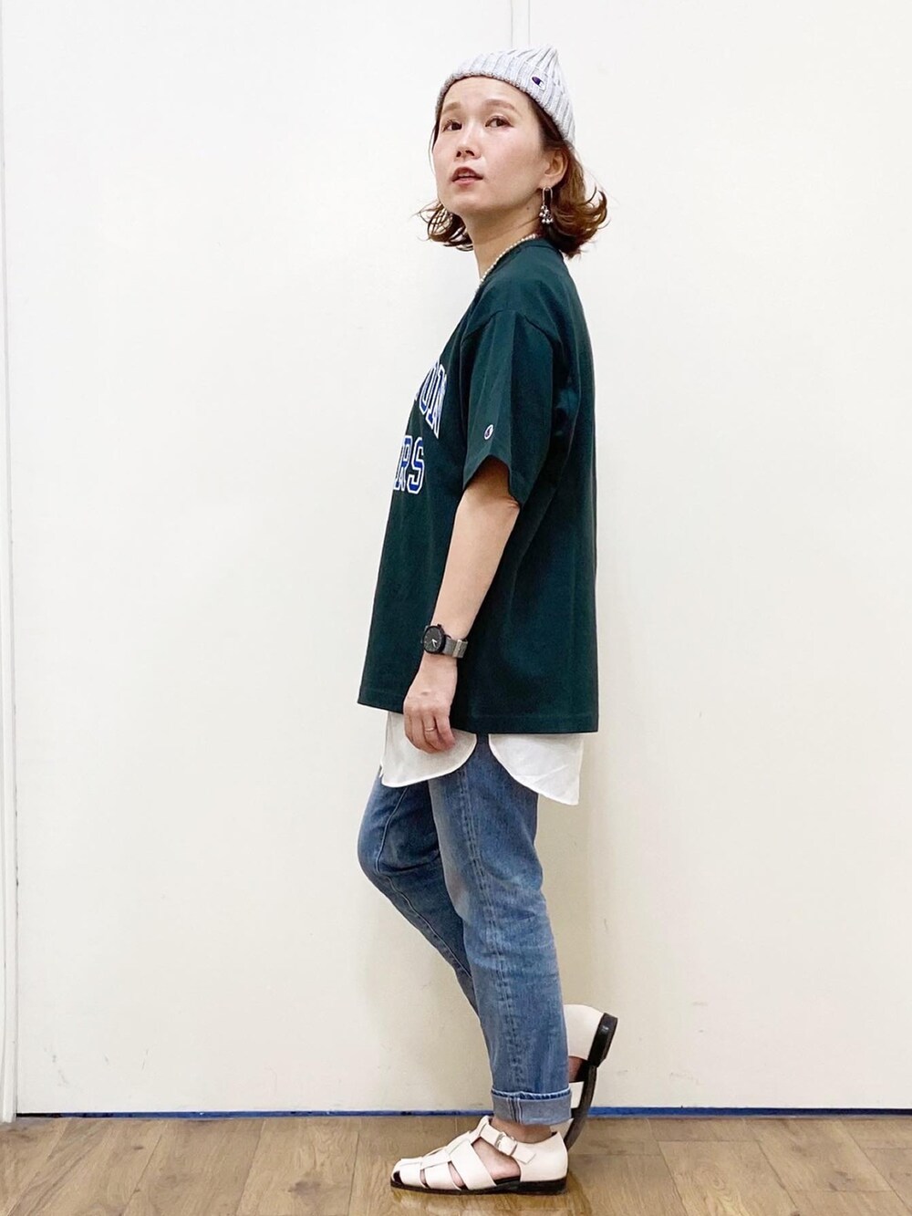 ブルー系のデニムパンツ、グリーン系のTシャツ/カットソー、ホワイト系のタンクトップを着用したレディースの春コーディネートの2枚目の写真