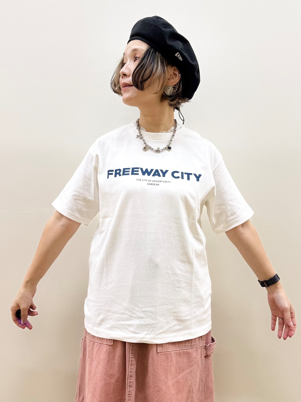 ホワイト系のシャツ/ブラウス、ホワイト系のTシャツ/カットソー、その他のスカートを着用したレディースの秋コーディネートの8枚目の写真
