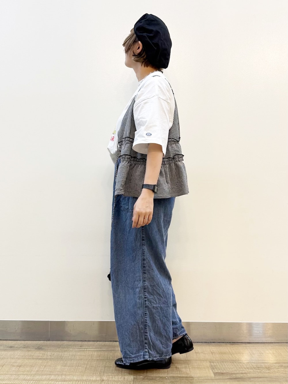 その他のTシャツ/カットソー、ホワイト系のセットアップ、ブルー系のデニムパンツを着用したレディースの夏コーディネートの4枚目の写真