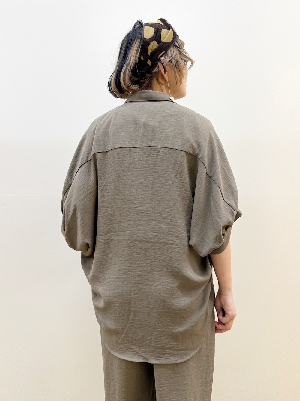 ブラウン系のシャツ/ブラウス、ホワイト系のTシャツ/カットソー、ブラウン系のその他パンツを着用したレディースの夏コーディネートの7枚目の写真