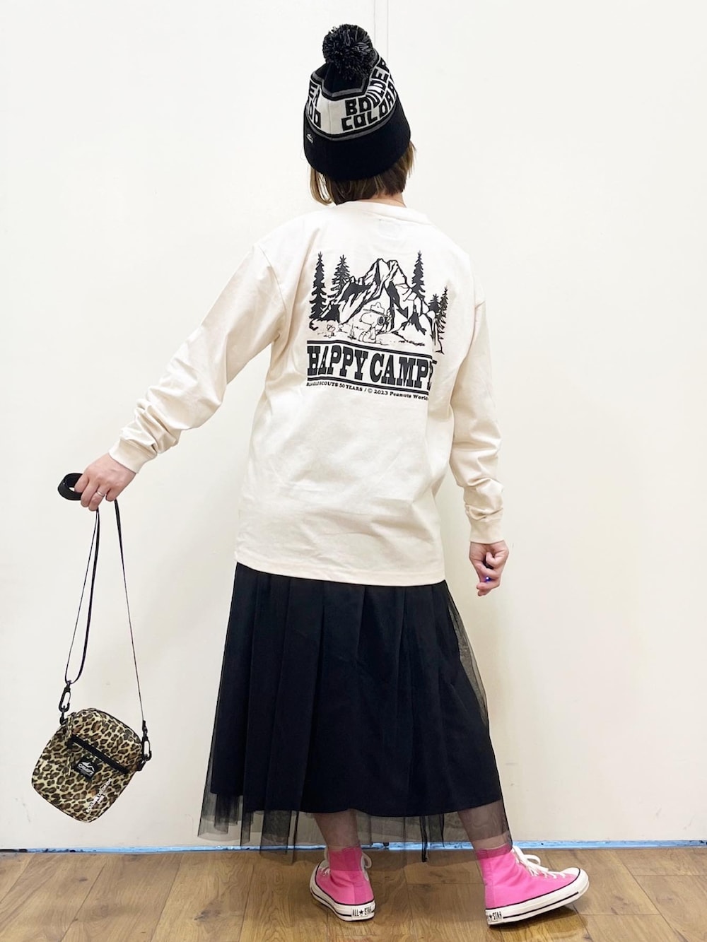 ホワイト系のTシャツ/カットソー、ブラック系のスカート、ベージュ系のショルダーバッグを着用したレディースの秋コーディネートの4枚目の写真