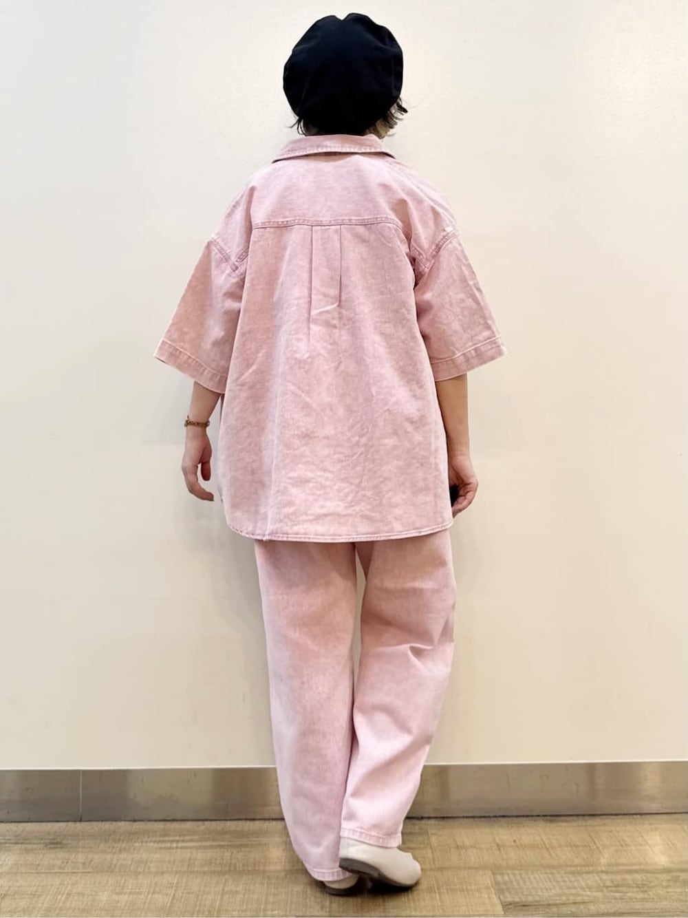 ブラック系のスカート、ホワイト系のTシャツ/カットソー、ブラック系のショルダーバッグを着用したレディースの夏コーディネートの6枚目の写真