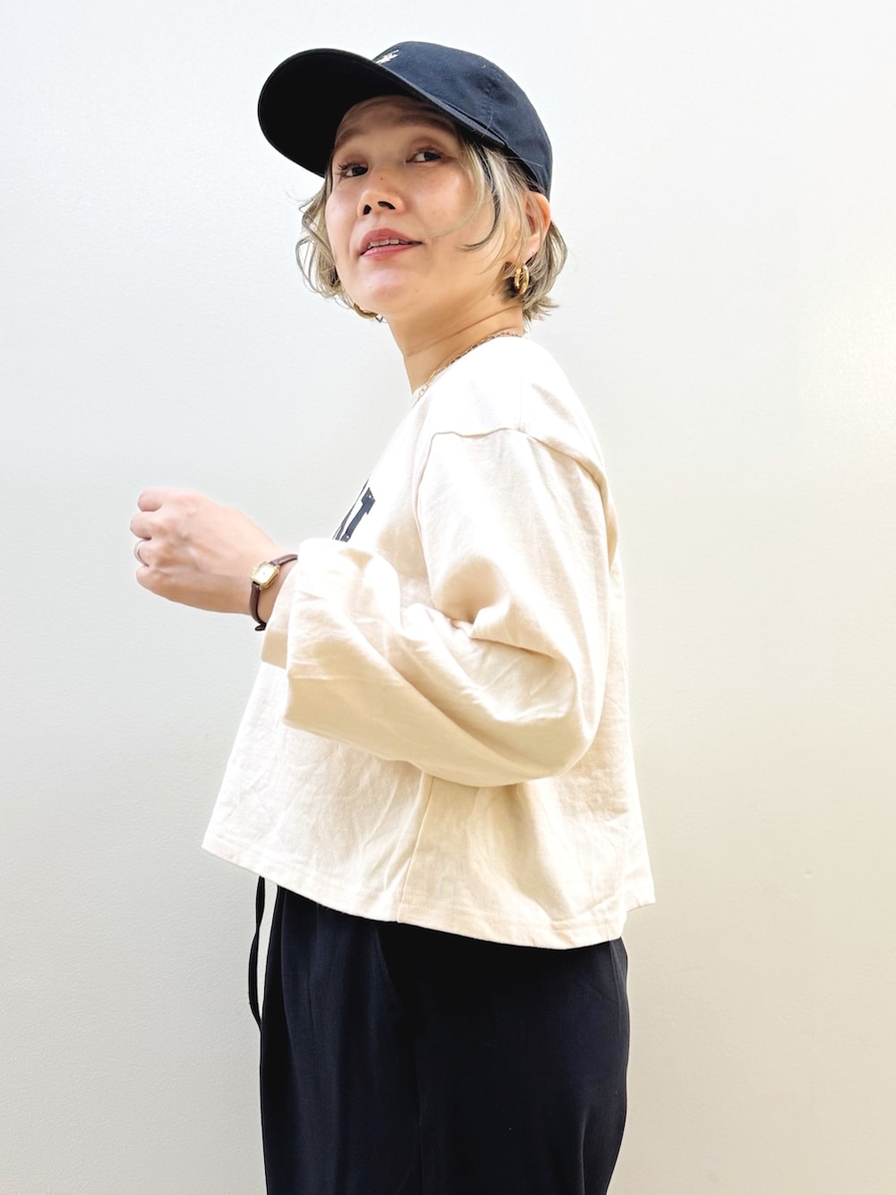 ベージュ系のTシャツ/カットソー、ブルー系のシャツ/ブラウス、ブラック系のショルダーバッグを着用したレディースの秋コーディネートの9枚目の写真