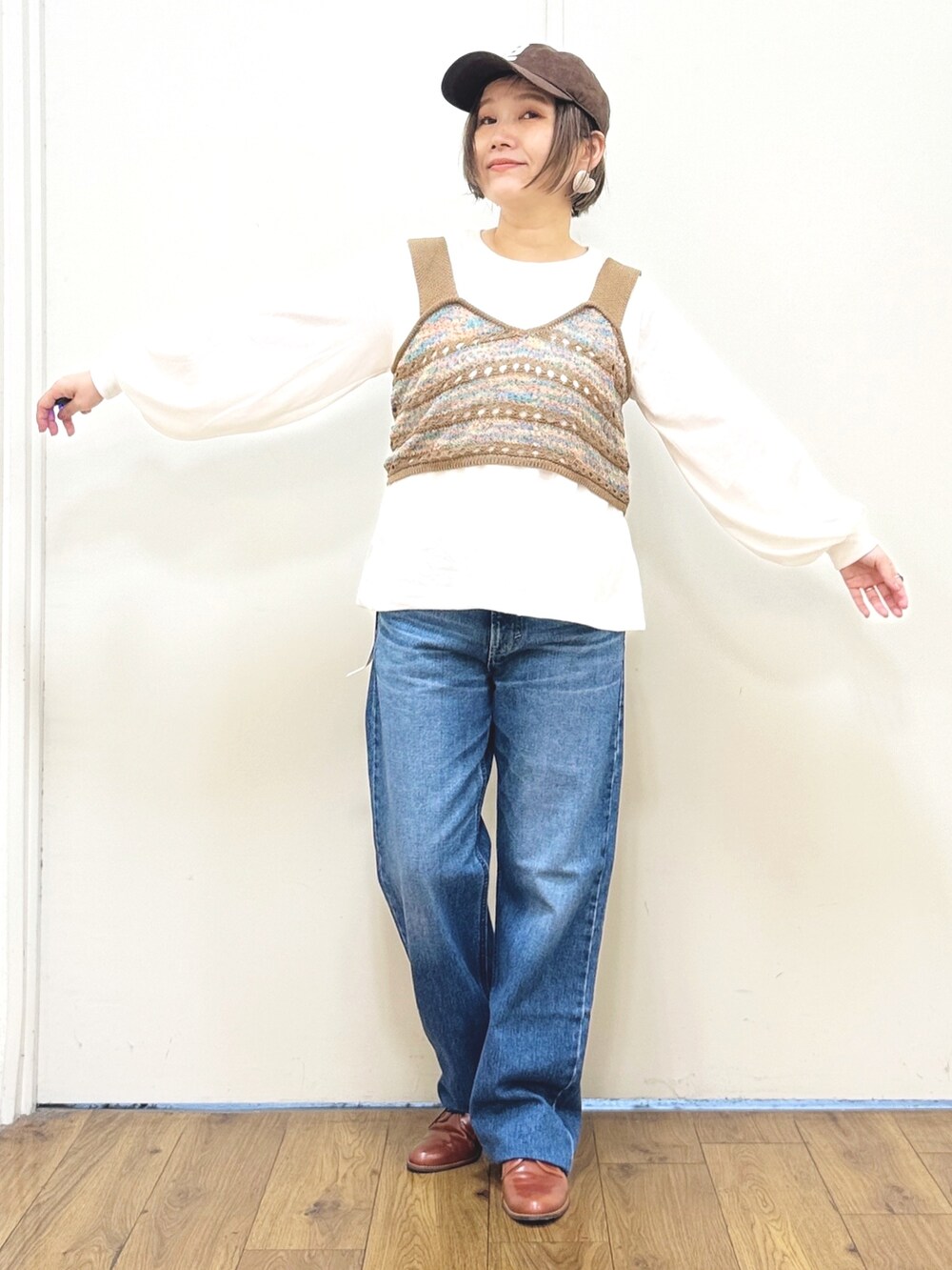 ホワイト系のMA-1、ブルー系のデニムパンツ、ブラウン系のアンサンブルを着用したレディースの秋コーディネートの8枚目の写真