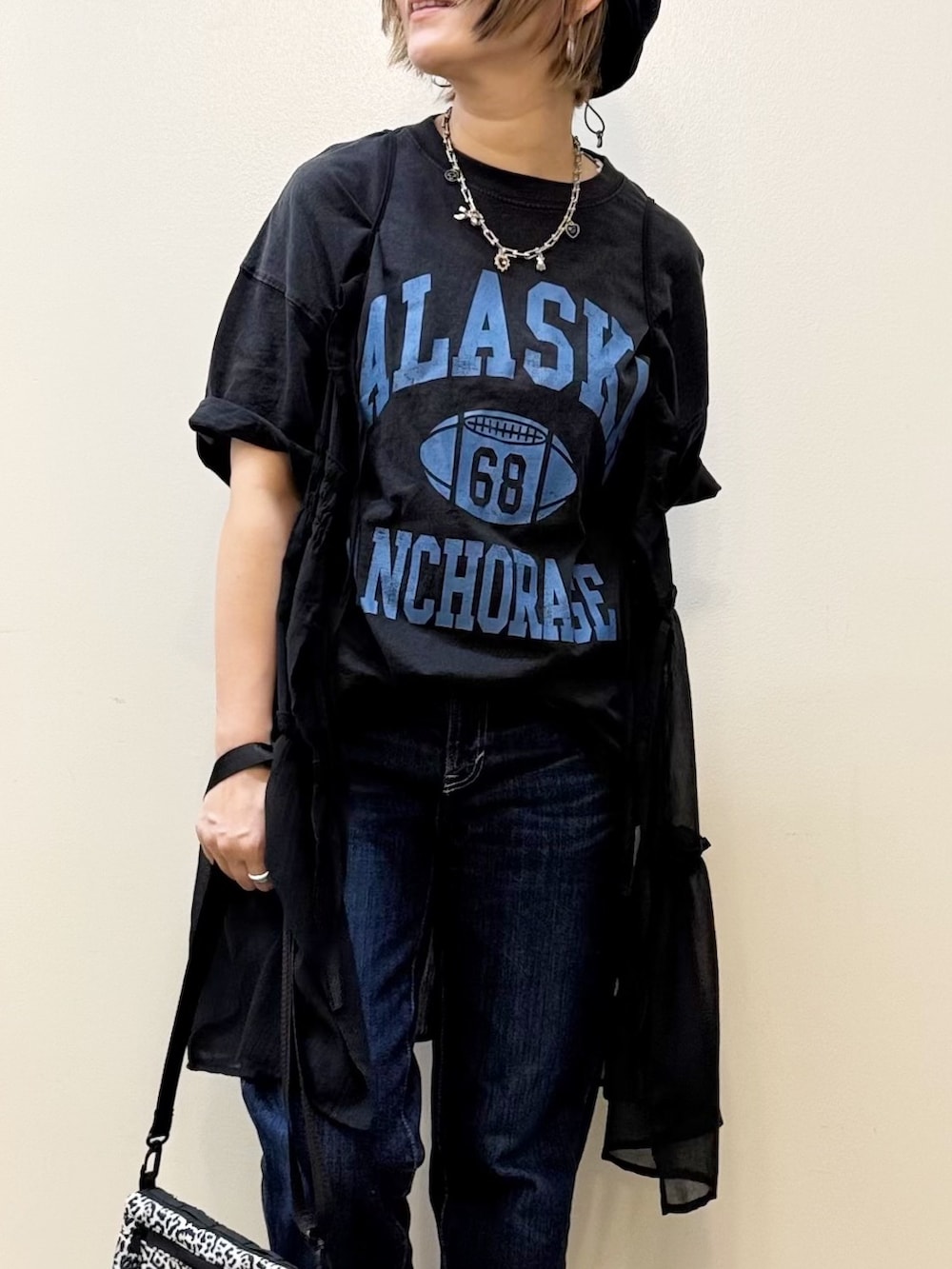 ブラック系のベスト、グレー系のTシャツ/カットソー、ブルー系のデニムパンツを着用したレディースの夏コーディネートの2枚目の写真