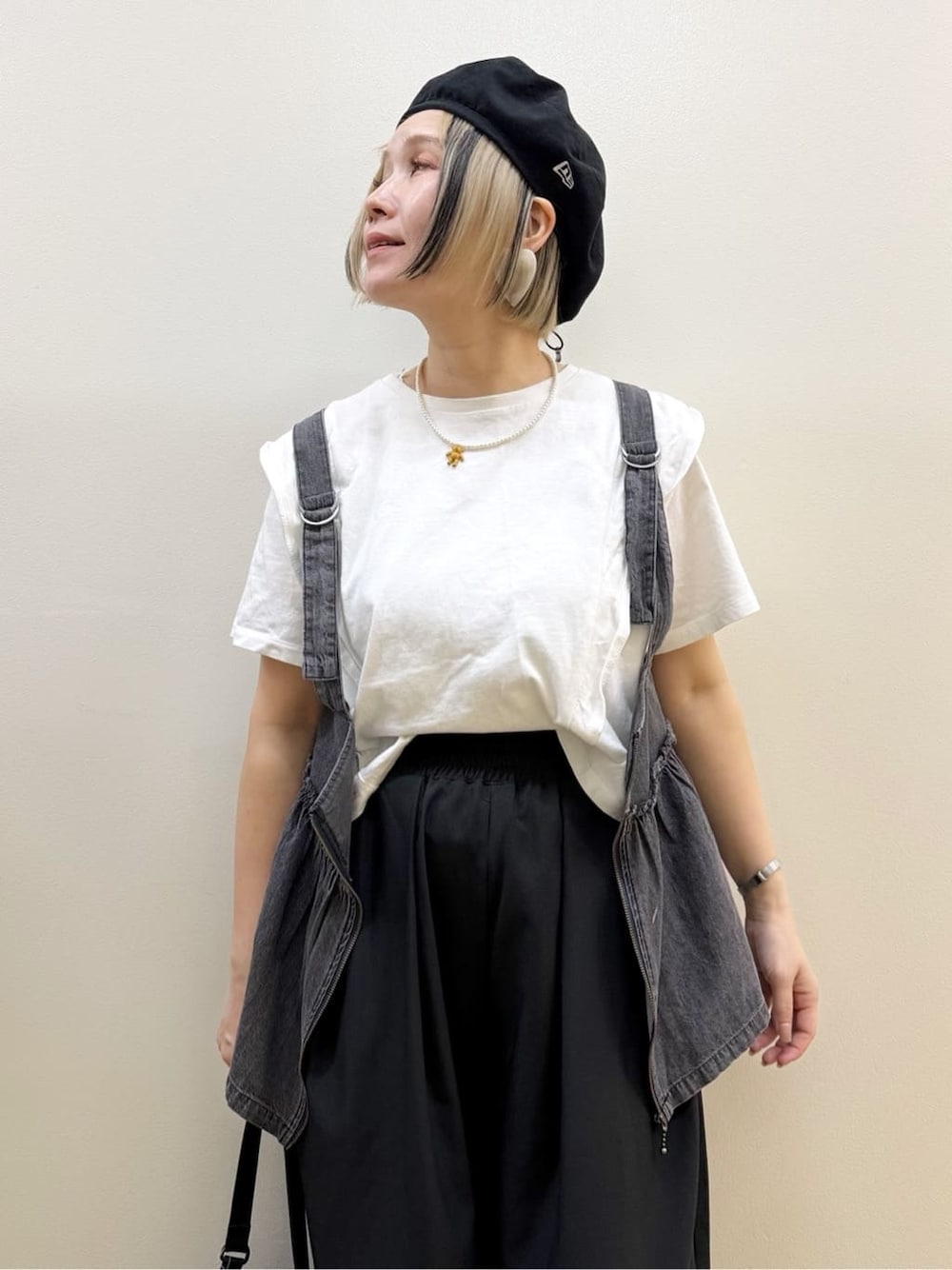 ホワイト系のTシャツ/カットソー、ブラック系のその他パンツを着用したレディースの春コーディネートの2枚目の写真