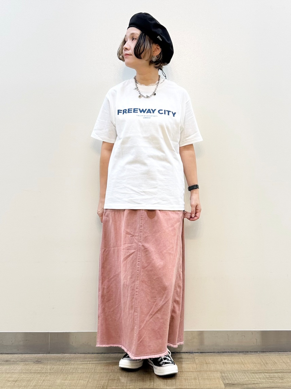 ホワイト系のシャツ/ブラウス、ホワイト系のTシャツ/カットソー、その他のスカートを着用したレディースの秋コーディネートの7枚目の写真