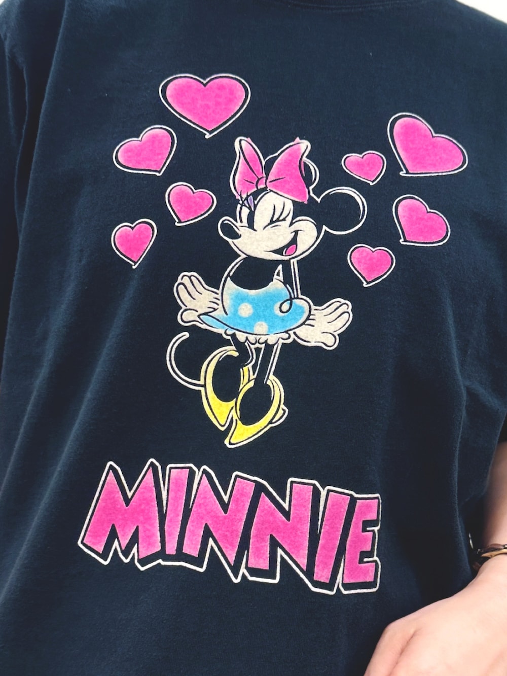 グレー系のTシャツ/カットソー、ブラック系のタンクトップ、ホワイト系のトートバッグを着用したレディースの夏コーディネートの4枚目の写真