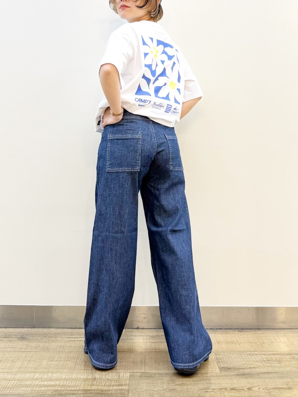 ブルー系のデニムパンツ、ホワイト系のTシャツ/カットソー、ブルー系のキャップを着用したレディースの夏コーディネートの10枚目の写真
