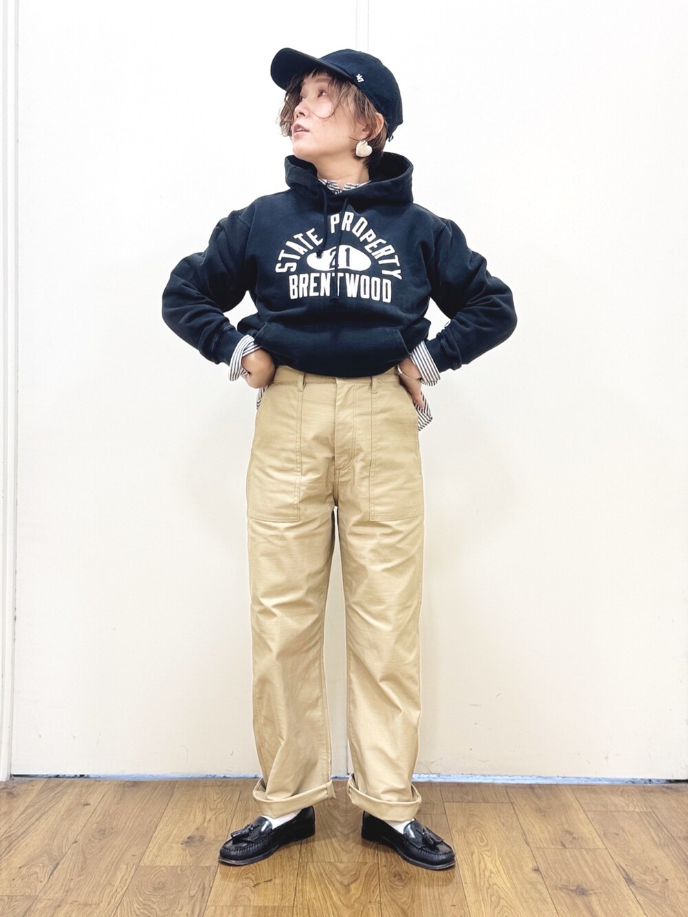 ブラック系のパーカー、ホワイト系のシャツ/ブラウス、ベージュ系のその他パンツを着用したレディースの冬コーディネートの6枚目の写真