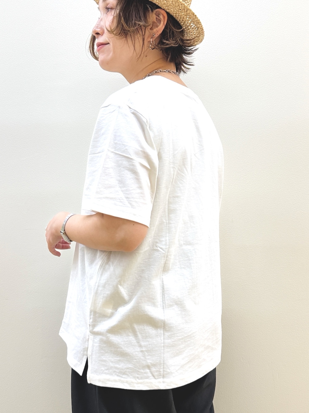 シルバー系のショルダーバッグ、その他のTシャツ/カットソー、ブラック系のその他トップスを着用したレディースの夏コーディネートの6枚目の写真