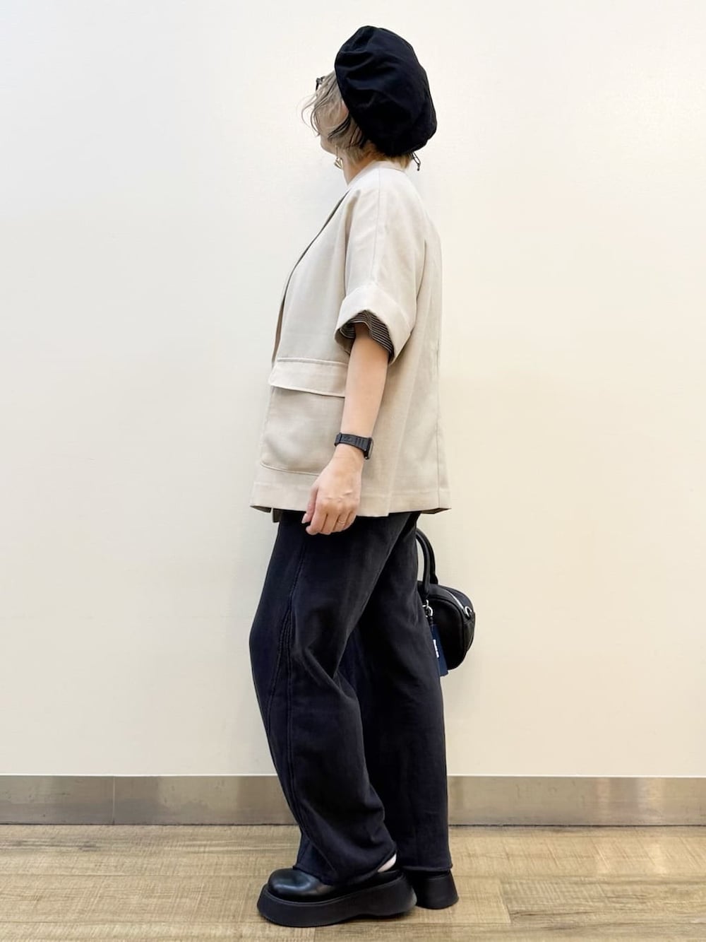 ベージュ系のテーラードジャケット、ホワイト系のTシャツ/カットソー、ブラック系のその他パンツを着用したレディースの春コーディネートの4枚目の写真