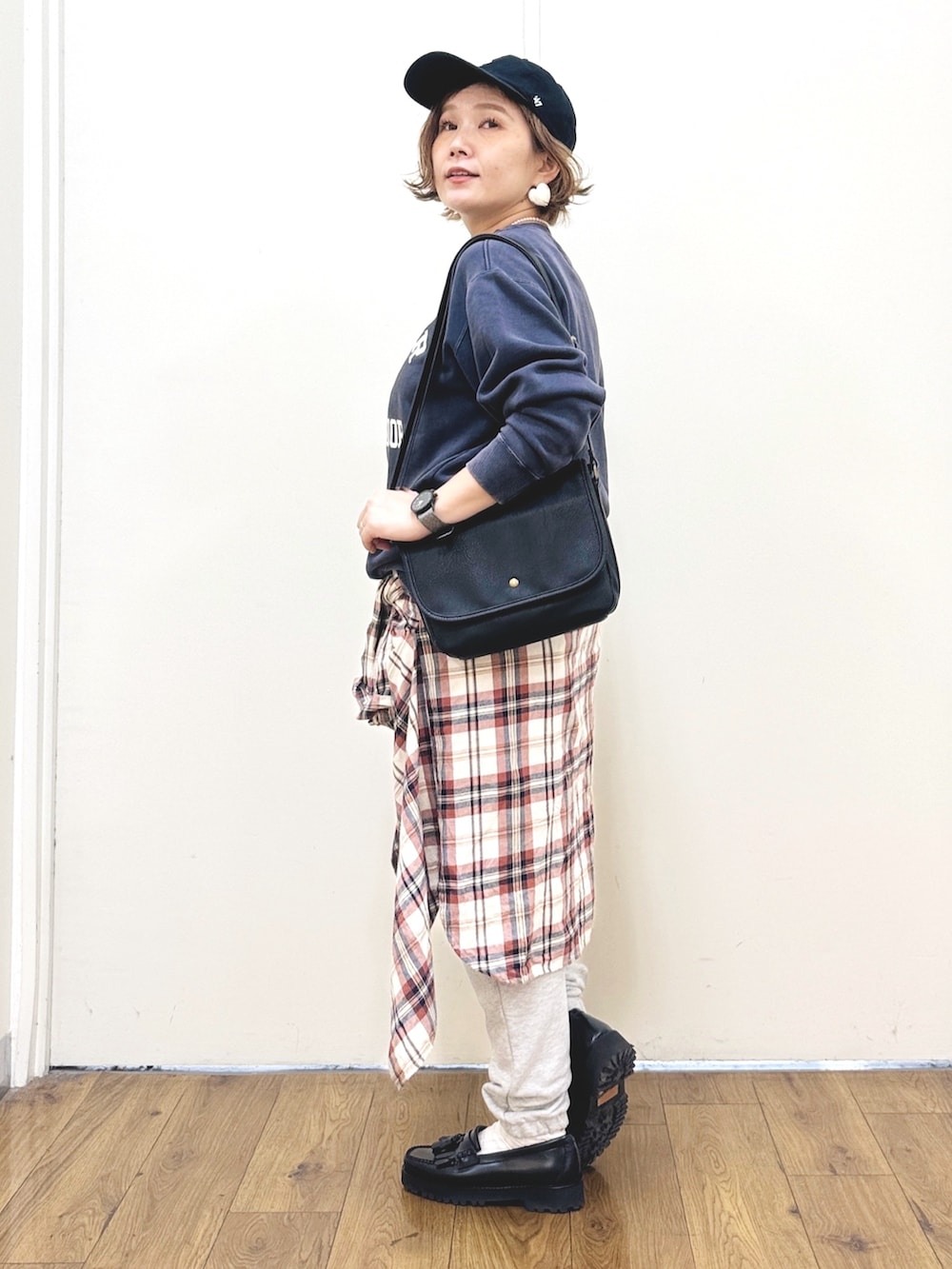 グレー系のスウェットパンツ、ホワイト系のシャツ/ブラウス、ブルー系のスウェットを着用したレディースの秋コーディネートの4枚目の写真