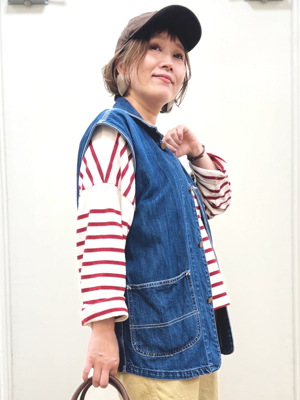 ブラウン系のドレスシューズ、ホワイト系のトートバッグ、ベージュ系のその他パンツを着用したレディースの秋コーディネートの4枚目の写真