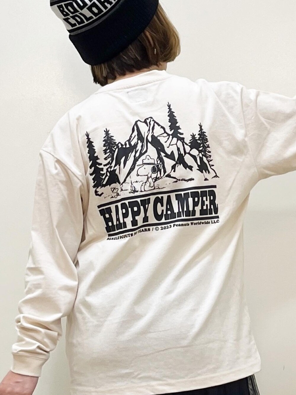 ホワイト系のTシャツ/カットソー、ブラック系のスカート、ベージュ系のショルダーバッグを着用したレディースの秋コーディネートの5枚目の写真