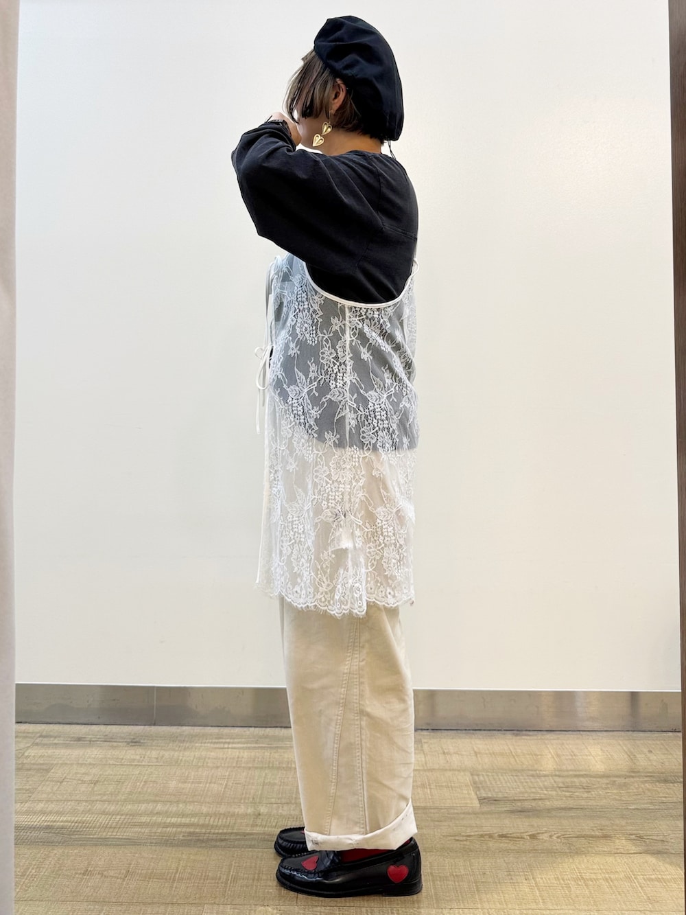 ホワイト系のTシャツ/カットソー、グレー系のTシャツ/カットソー、ベージュ系のトートバッグを着用したレディースの秋コーディネートの2枚目の写真